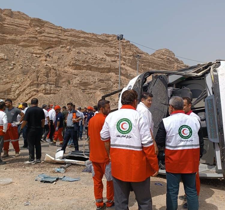 تصاویر/۶ فوتی و ۲۰ مجروح براثر واژگونی اتوبوس کارکنان مجتمع گاز پارس‌جنوبی در محور عسلویه–سیراف (بندر طاهری)